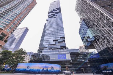 Bangkok, Tayland - 07 Aralık 2018: Kral güç bina Mahanakhon Bangkok, Tayland Orta karma kullanımlı bir gökdelen ve çatı üst cityscape olduğunu.
