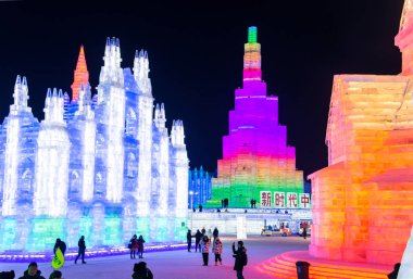 Harbin, Çin - 2 Ocak 2019: Harbin Uluslararası Buz ve kar Heykel Festivali Harbin yer alır bir yıllık kış festivali olan. Dünyanın en büyük buz ve kar Festivali olduğunu.
