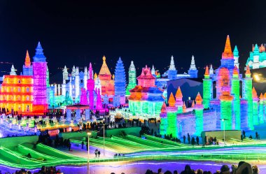 Harbin, Çin - 2 Ocak 2019: Harbin Uluslararası Buz ve kar Heykel Festivali Harbin yer alır bir yıllık kış festivali olan. Dünyanın en büyük buz ve kar Festivali olduğunu.