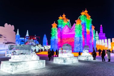 Harbin, Çin - 2 Ocak 2019: Harbin Uluslararası Buz ve kar Heykel Festivali Harbin yer alır bir yıllık kış festivali olan. Dünyanın en büyük buz ve kar Festivali olduğunu.
