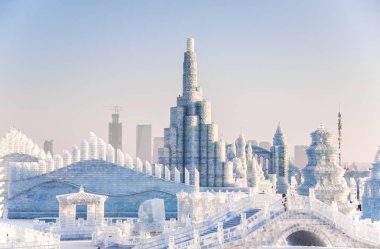 Harbin, Çin - 2 Ocak 2019: Harbin Uluslararası Buz ve kar Heykel Festivali Harbin yer alır bir yıllık kış festivali olan. Dünyanın en büyük buz ve kar Festivali olduğunu.