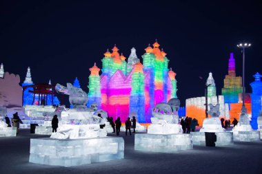 Harbin, Çin - 2 Ocak 2019: Harbin Uluslararası Buz ve kar Heykel Festivali Harbin yer alır bir yıllık kış festivali olan. Dünyanın en büyük buz ve kar Festivali olduğunu.
