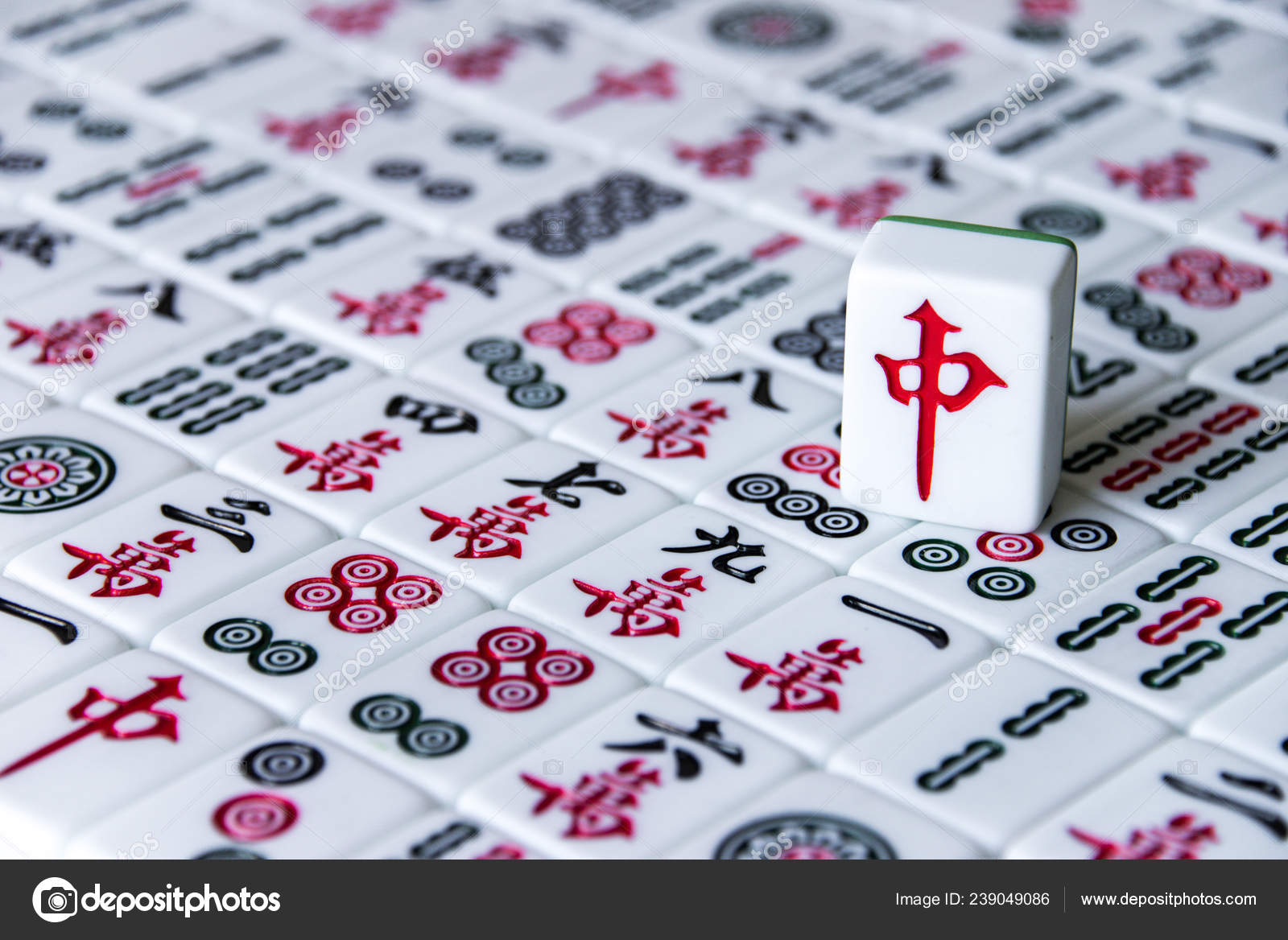 O mahjong na mesa antigo jogo de tabuleiro asiático fecha a