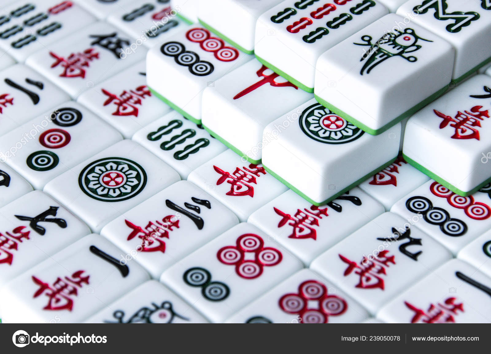 O mahjong na mesa antigo jogo de tabuleiro asiático fecha a imagem