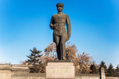 Zhang Xueliang, Mareşal Zhang'ın malikanesinde, Shenyang, Liaoning, Çin bulunan heykeli.