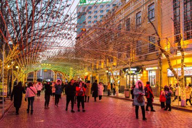 Harbin, Çin - 31 Aralık 2018: Orta Avenue (Çongyang Street). Merkezi cadde 1898 yılında inşa edilmiş, o şimdi gerçek Avrupa mimari stiller müzesidir.