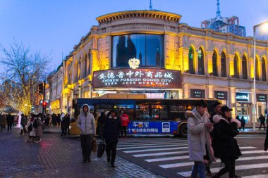 Harbin, Çin - 31 Aralık 2018: Orta Avenue (Çongyang Street). Merkezi cadde 1898 yılında inşa edilmiş, o şimdi gerçek Avrupa mimari stiller müzesidir.