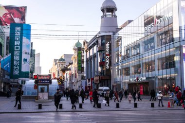 Shenyang, Çin - 28 Aralık 2018: Merkezi (Zhong jie), Shenyang'ın merkezinde sokak Bölge yürüyüş Shenyang orta sokak