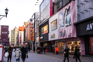 Shenyang, Çin - 28 Aralık 2018: Merkezi (Zhong jie), Shenyang'ın merkezinde sokak Bölge yürüyüş Shenyang orta sokak