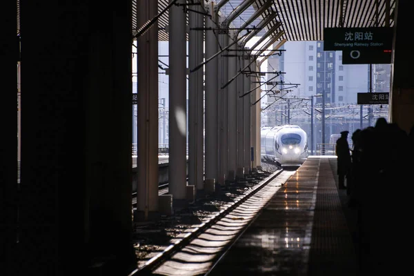 2018 中国の瀋陽駅で新幹線は 世界最長の高速鉄道ネットワーク 676 012 のルートのサービス — ストック写真