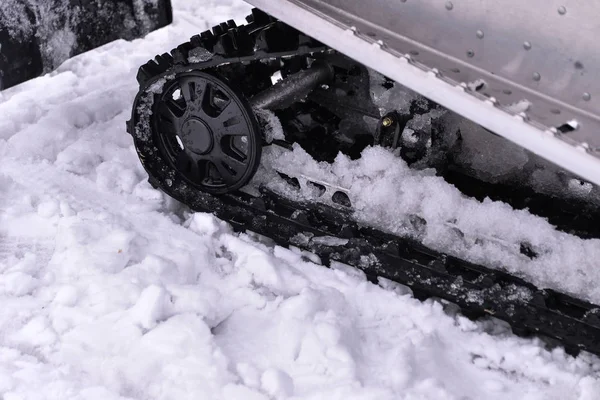 Snowmobile esqui na neve de perto — Fotografia de Stock