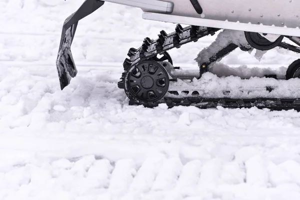 Skuter na nartach po śniegu z bliska — Zdjęcie stockowe