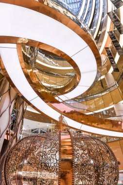 Seul, Güney Kore - 24 Nisan 2019: Güney Kore'nin en büyük lüks alışveriş merkezi olan Inside of Lotte World Mall'un mimari moda tarzı.