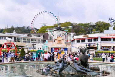 Seul,Güney Kore-Nis 24 ,2019: Everland Resort Yongin bulunan bir tema parkı ve tatil beldesidir. Güney Kore'nin en ünlü eğlence parkı.