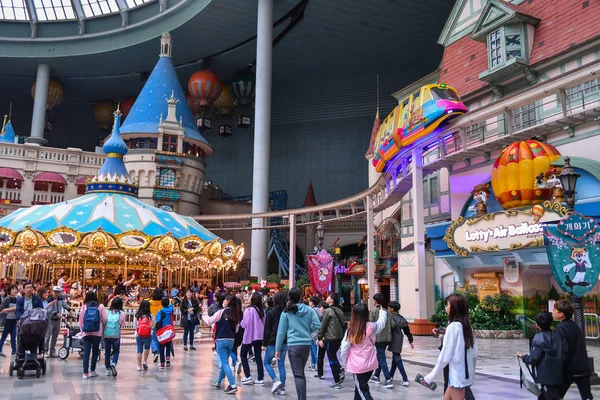 Seul, Güney Kore - 24 Nisan 2019: Lotte World'ün Kapalı Macera dünyası (Lotte Land) tema parkı. Lotte World Seul, Güney Kore'de büyük bir rekreasyon kompleksi.