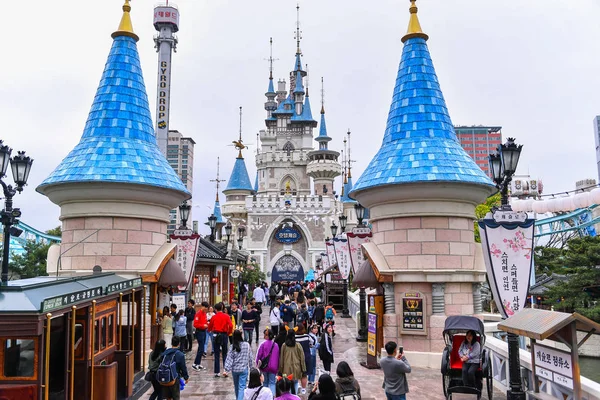 SEOUL, Coréia do Sul - APR 24, 2019: A terra mágica do parque temático Lotte World (Lotte Land). Lotte World é um grande complexo de recreação em Seul, Coreia do Sul . — Fotografia de Stock