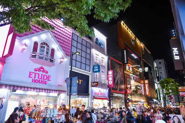 SEOUL, COREA DEL SUD - 24 APR 2019: Myeong-dong è uno dei luoghi più frequentati di Seoul ed è tra le principali destinazioni commerciali della Corea . — Foto Stock