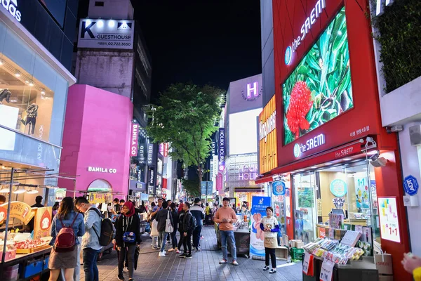 Seul, Güney Kore - 24 Nisan 2019: Myeong-dong Seul'deki en işlek yerlerden biridir ve Kore'nin önde gelen alışveriş destinasyonları arasında dır.. — Stok fotoğraf
