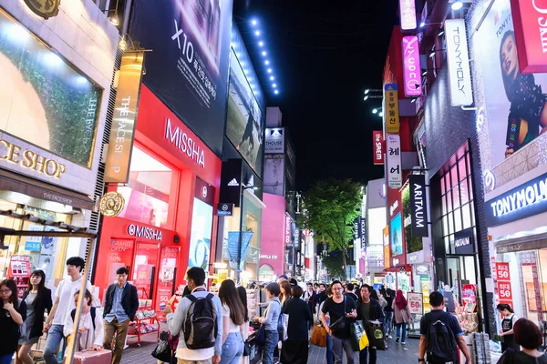 SEOUL, COREA DEL SUD - 24 APR 2019: Myeong-dong è uno dei luoghi più frequentati di Seoul ed è tra le principali destinazioni commerciali della Corea . — Foto Stock