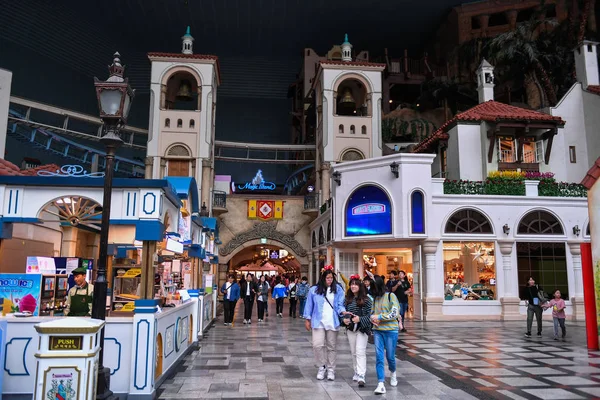 Seul, Güney Kore - 24 Nisan 2019: Lotte World'ün Kapalı Macera dünyası (Lotte Land) tema parkı. Lotte World Seul, Güney Kore'de büyük bir rekreasyon kompleksi.