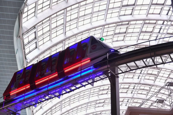 SEOUL, CORÉE DU SUD - 24 AVR 2019 : Le monorail du parc à thème Lotte World (Lotte Land). Lotte World est un complexe récréatif majeur à Séoul, Corée du Sud . — Photo