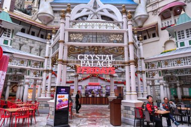 Seul, Güney Kore - 24 Nisan 2019: Lotte World'ün Kapalı Macera dünyası (Lotte Land) tema parkı. Lotte World Seul, Güney Kore'de büyük bir rekreasyon kompleksi.