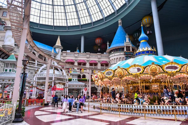 Seul, Güney Kore - 24 Nisan 2019: Lotte World'ün Kapalı Macera dünyası (Lotte Land) tema parkı. Lotte World Seul, Güney Kore'de büyük bir rekreasyon kompleksi.