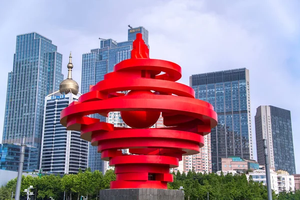 QINGDAO, CHINE - 29 juin 2019 : "May Wind" The Great Architecture at May Fourth Square in Central business district of Qingdao, Shan Dong, Chine . — Photo