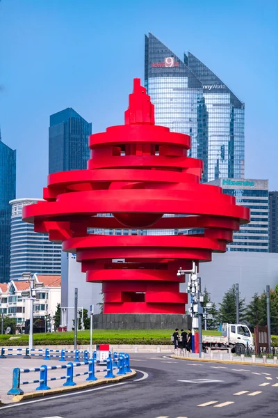 QINGDAO, CHINE - 29 juin 2019 : "May Wind" The Great Architecture at May Fourth Square in Central business district of Qingdao, Shan Dong, Chine . — Photo