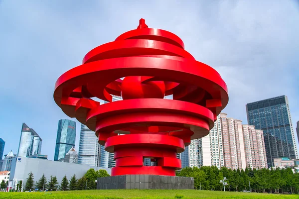 QINGDAO, CHINE - 29 juin 2019 : "May Wind" The Great Architecture at May Fourth Square in Central business district of Qingdao, Shan Dong, Chine . — Photo