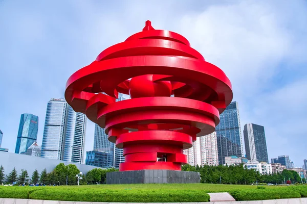 QINGDAO, CHINE - 29 juin 2019 : "May Wind" The Great Architecture at May Fourth Square in Central business district of Qingdao, Shan Dong, Chine . — Photo