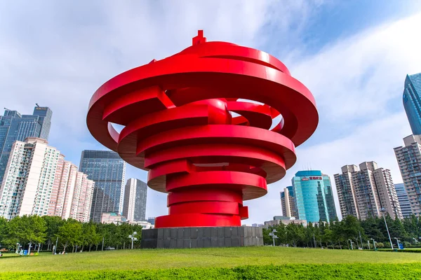Qingdao, China - 29 juni 2019: "May Wind" The Great Architecture at May Fourth Square in het centrale zakendistrict van Qingdao, Shan Dong, China. — Stockfoto