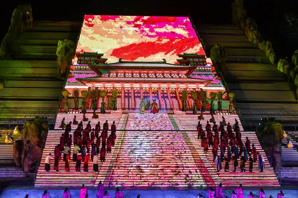 TAIAN, CHINA - 29 de junho de 2019: The Grand show called Feng Shan Da Dian in Taian, Shan Dong, China. Uma das grandes performances na China . — Fotografia de Stock