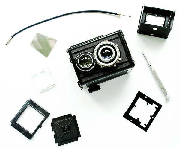 古いTlrカメラ 部品に分解 隔離された ロイヤリティフリーのストック写真