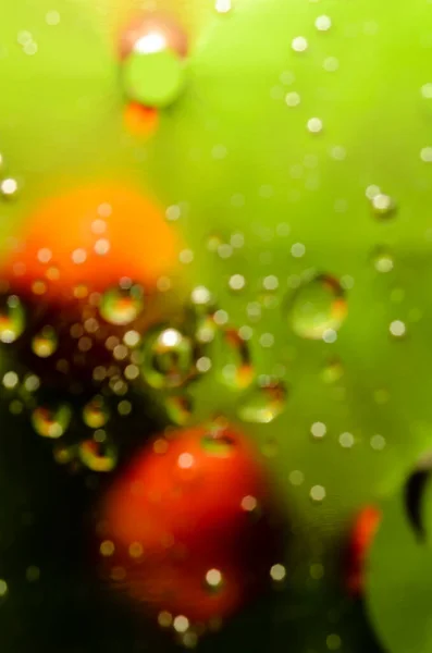 Абстракция Зеленых Тонах Красным Предметом Дефокусированными Пузырями Вертикальный Формат — стоковое фото