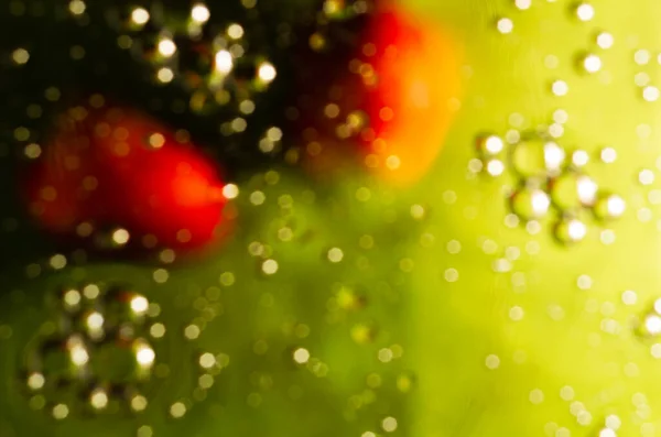 赤の物体と焦点を絞った泡のある緑の色調での抽象化 — ストック写真