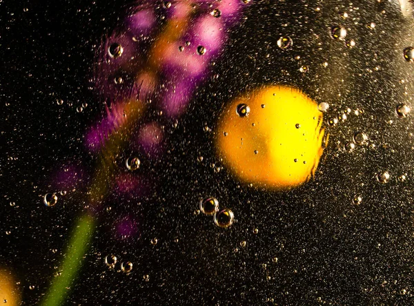  Koyu renklerde soyutlama, kırmızı detaylar ve odağındaki kabarcıklar.