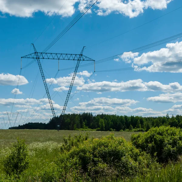 Dağlarla ve elektrik hattıyla manzara
