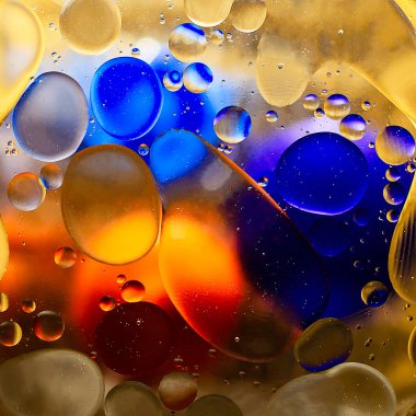 Mavi ve turuncu nesnelerle soyutlama. 1