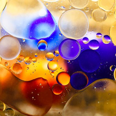 Mavi ve turuncu nesnelerle soyutlama. 2