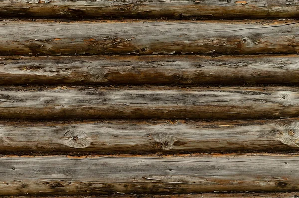 Duvarın dokusu eski kütüklerden yapılmıştır..