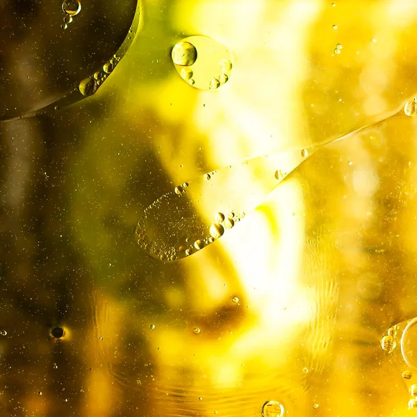 Astrazione nei toni del giallo e gocce. — Foto Stock