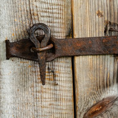 El yapımı eski bir kapı kilidi..