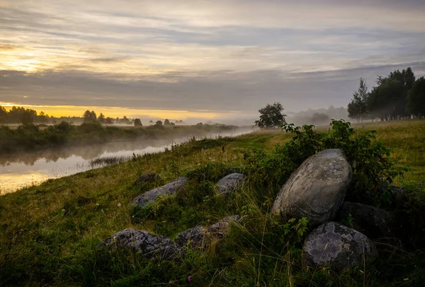 Nehirde sakin, huzurlu bir gün doğumu.