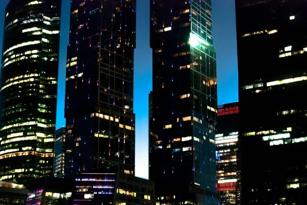 Işıklı, akşamlı, seyahatli, şehirli modern gökyüzü kuleleri. 1