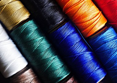 Çok renkli iplik bobinleri