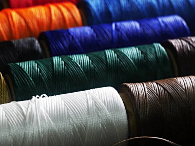 Çok renkli iplik bobinleri