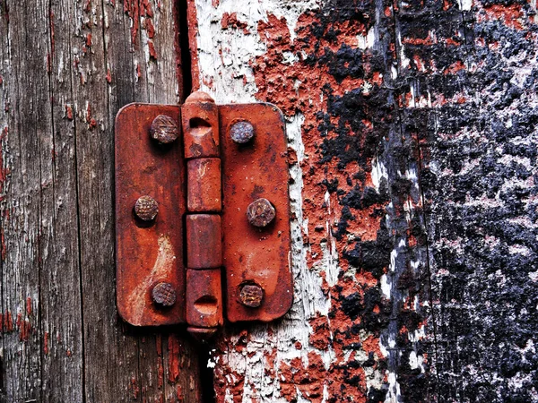 Vecchio Anello Arrugginito Sulla Vecchia Porta — Foto Stock