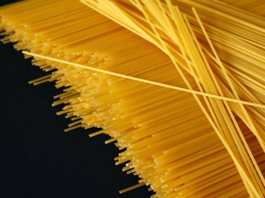Siyah arka planda spagetti.