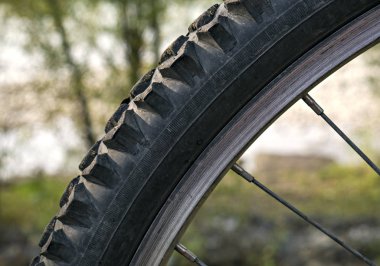 Eski bir bisiklet tekerleği. Lastik kırık